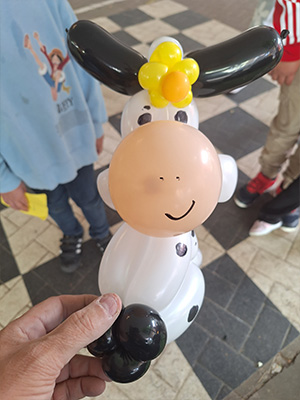 Une petite vache en ballon pour une fête de village