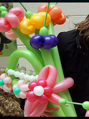 Un bouquet de fleur en ballon réalisé par un sculpteur de ballon pro pour un mariage