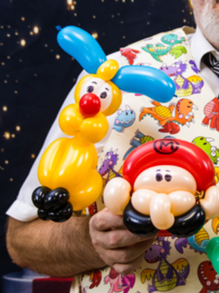 Un sculpteur de ballons professionnel exhibe ses créations