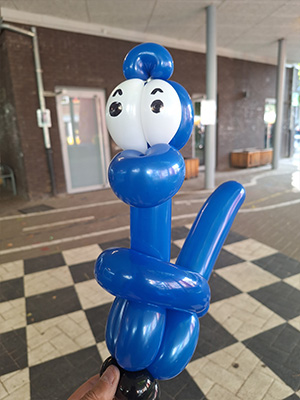 Un bébé dinosaure en ballon sculpté par un artiste