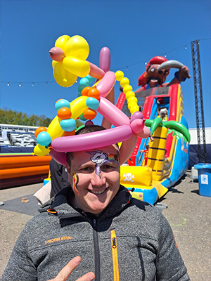 Un chapeau en ballon réalisé par un sculpteur de ballon lors des 24h de Spa Francorchamps