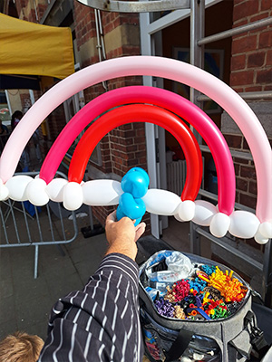 Un ballon arc en ciel sculpté pour une petite fille en Wallonie