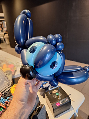 La tête de Stitch réalisée en ballons par un professionnel