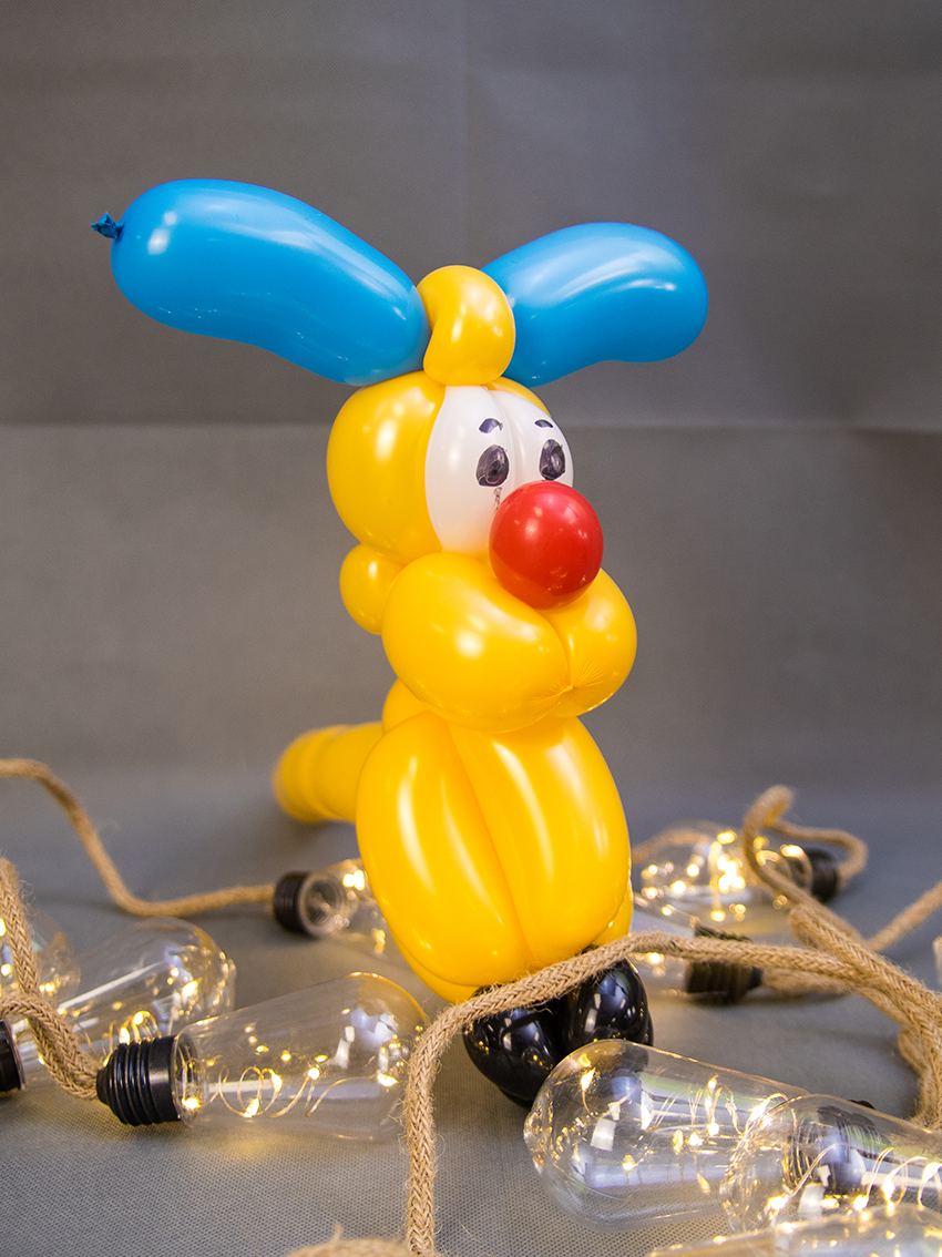 Sculpture de chien en ballon réalisée par un sculpteur de ballons
